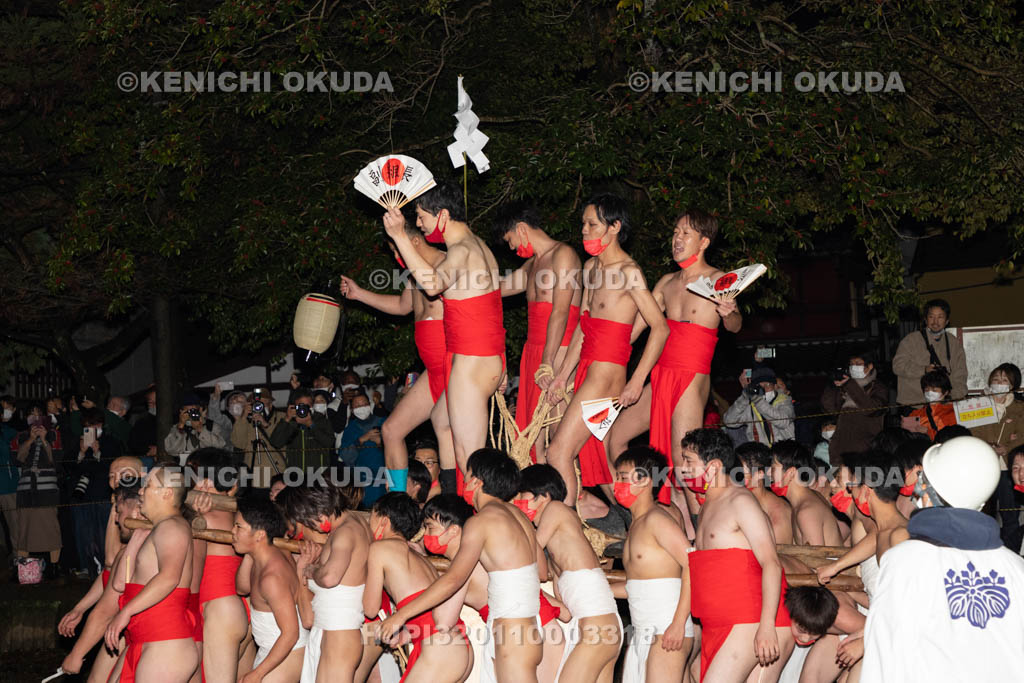 滋賀県　勝部神社　勝部の火まつり　大太鼓宮入