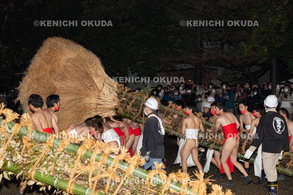 滋賀県　勝部神社　勝部の火まつり　大松明の宮入