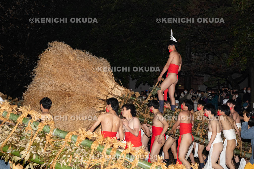 滋賀県　勝部神社　勝部の火まつり　大松明の宮入