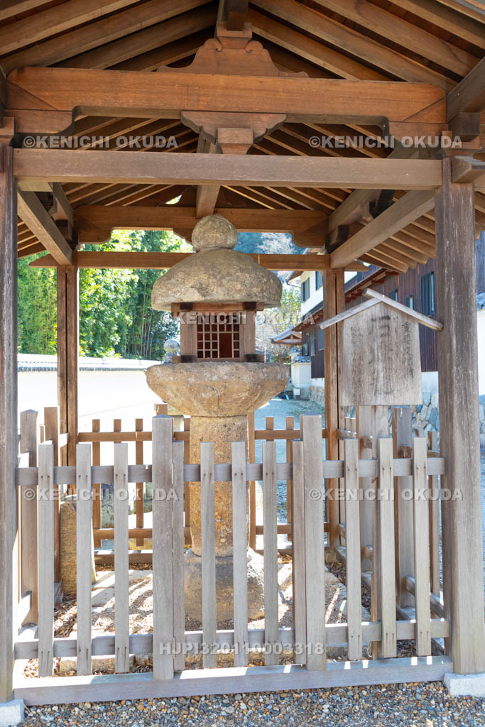 奈良県　當麻寺　石燈籠（重要文化財）