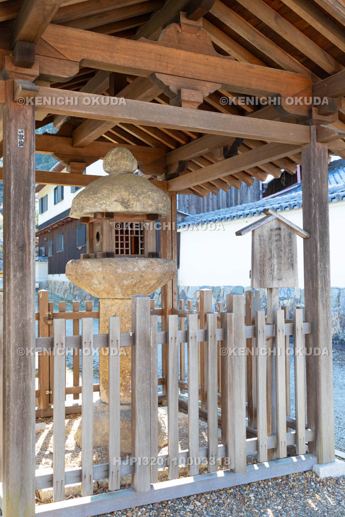奈良県　當麻寺　石燈籠（重要文化財）