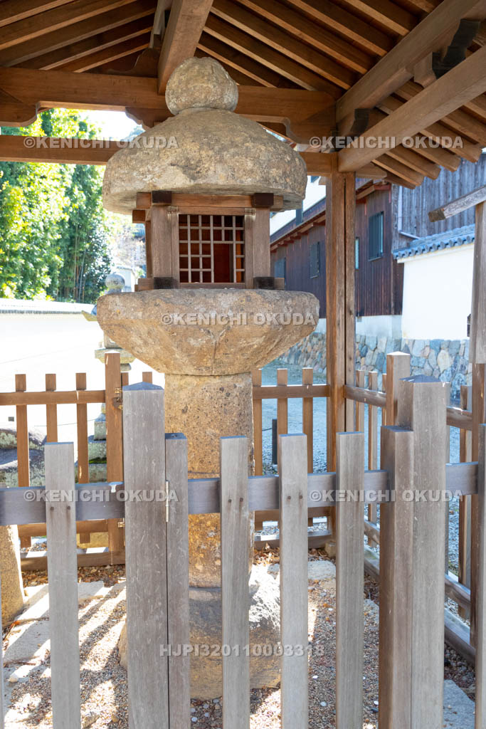 奈良県　當麻寺　石燈籠（重要文化財）