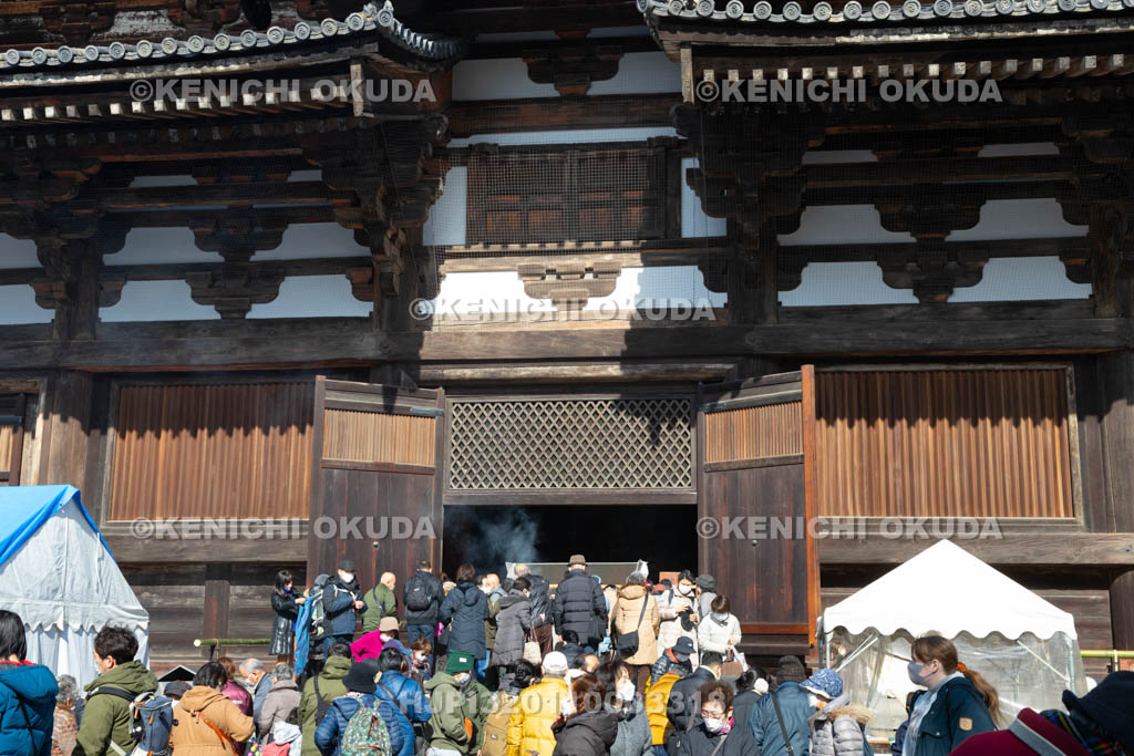 京都府　東寺　初弘法のにぎわい