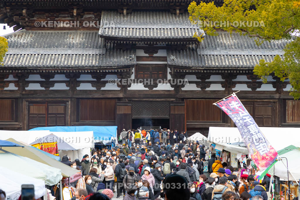 京都府　東寺　初弘法のにぎわい