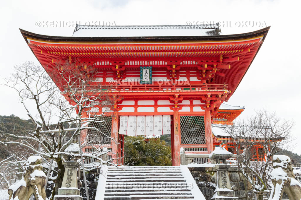 京都府　雪の清水寺　仁王門（重要文化財）
