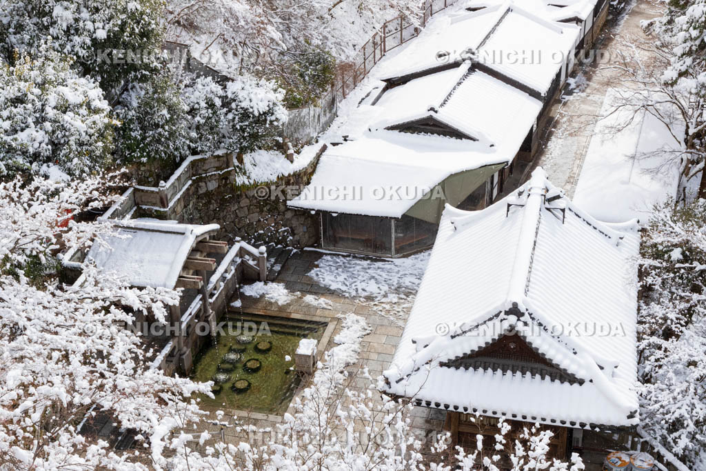 京都府　雪の清水寺　音羽の瀧付近