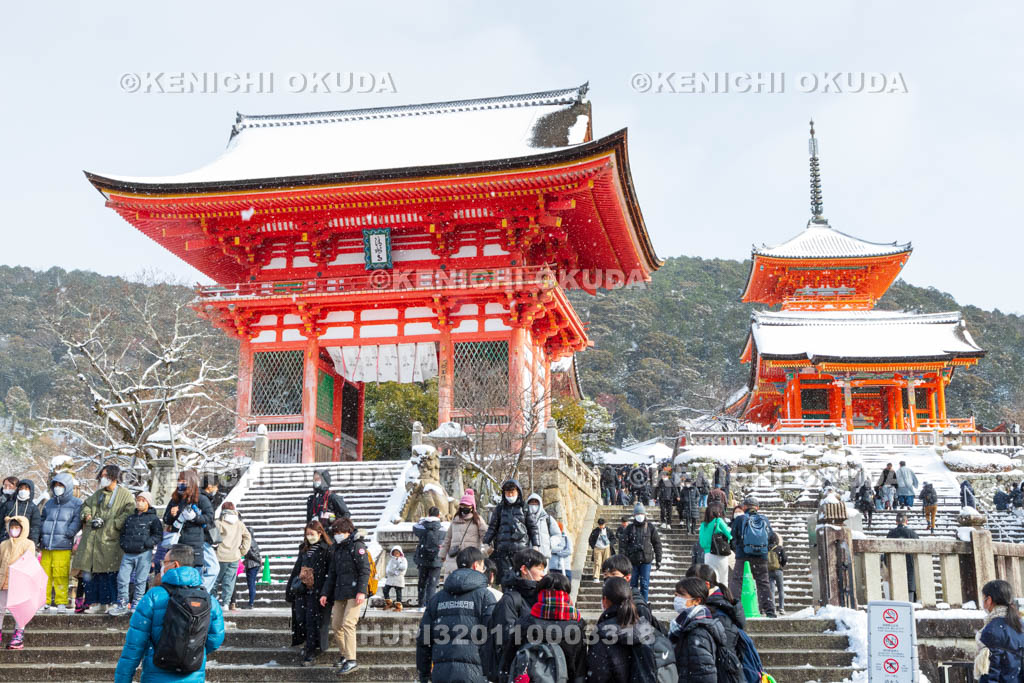 京都府　雪の清水寺と観光客