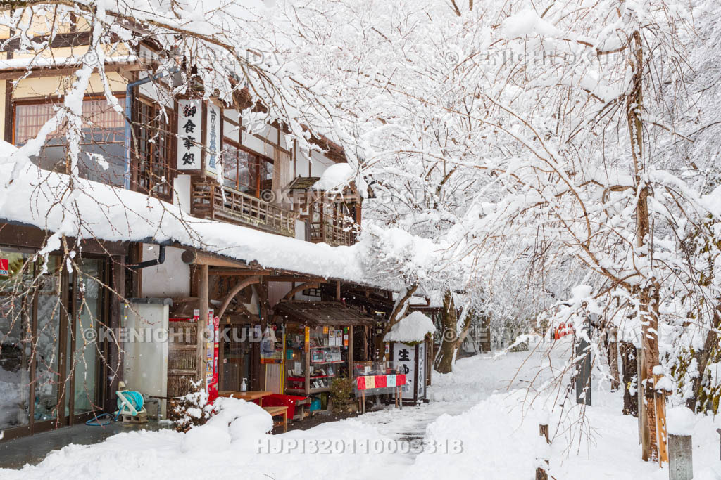 京都府　雪の三千院門前通り