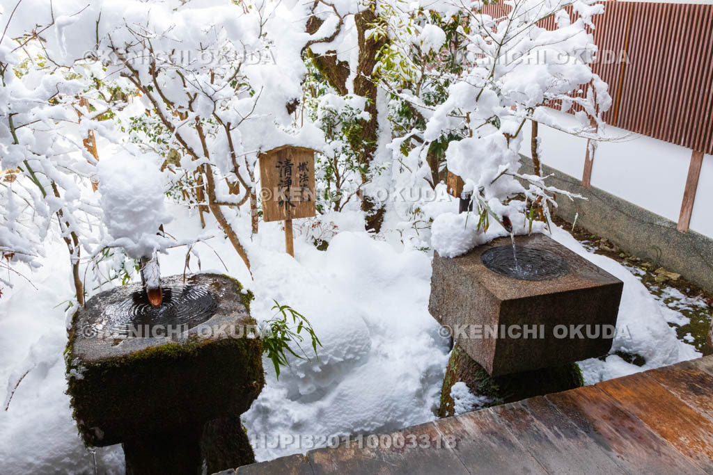 京都府　雪の三千院　清浄水