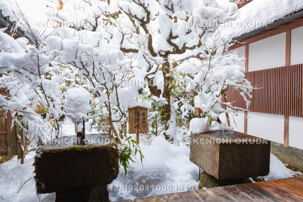 京都府　雪の三千院　清浄水