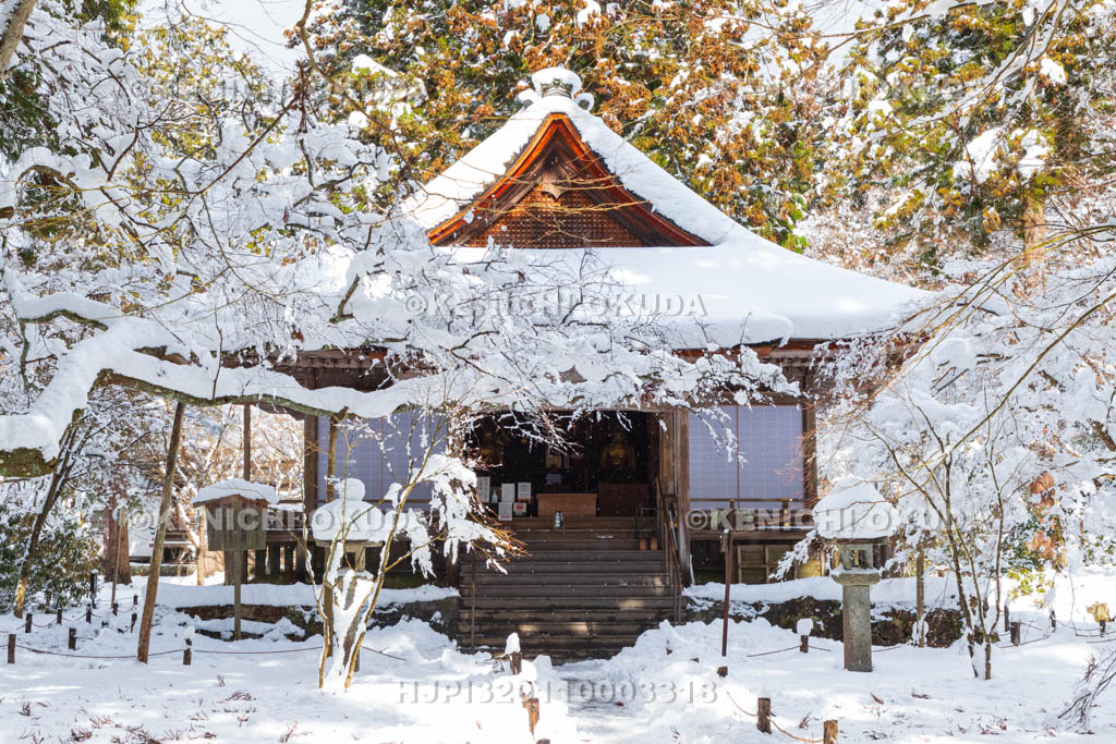 京都府　雪の三千院　往生極楽院（重要文化財）
