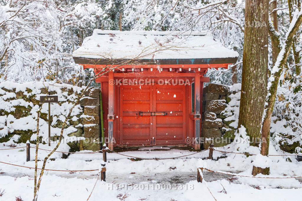 京都府　雪の三千院　朱雀門