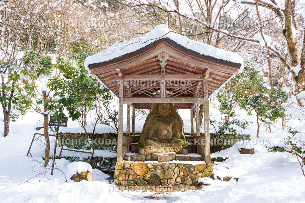 京都府　雪の三千院　阿弥陀石仏（売炭翁石仏）