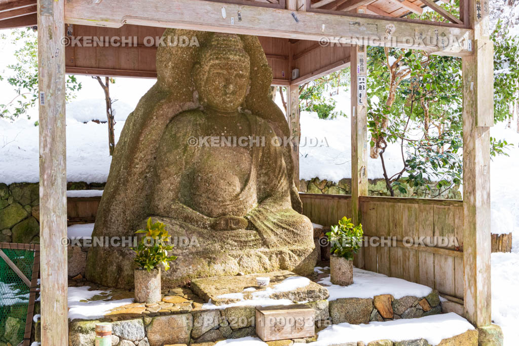 京都府　雪の三千院　阿弥陀石仏（売炭翁石仏）