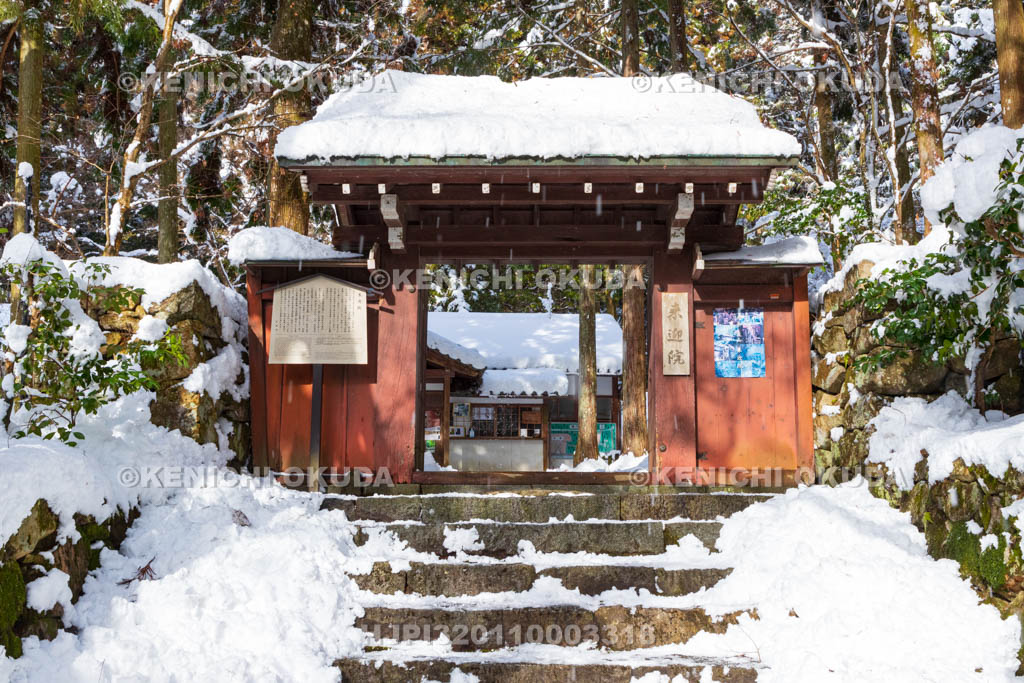 京都府　大原の里　雪の来迎院　山門
