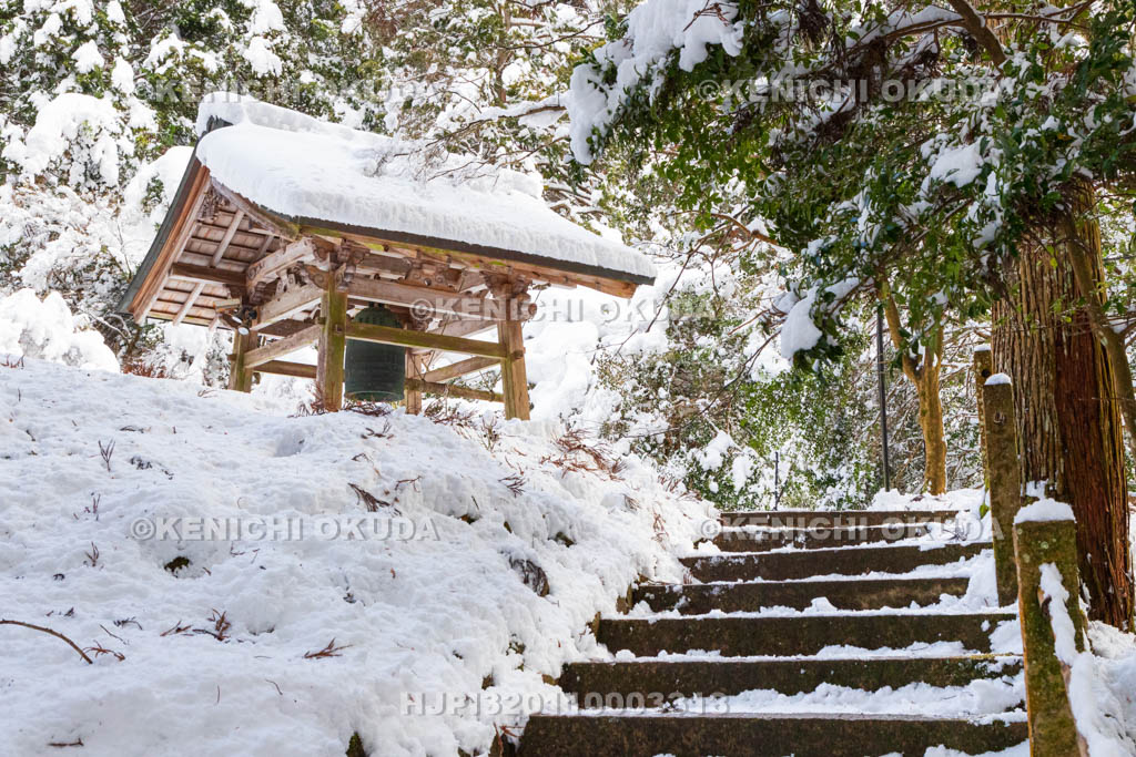 京都府　大原の里　雪の来迎院　鐘楼