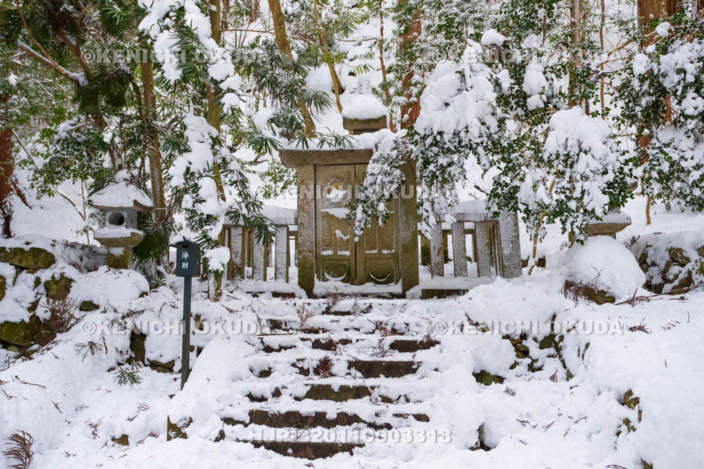 京都府　大原の里　雪の来迎院　御廟（聖応大師良忍上人三重石塔）