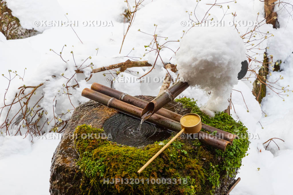 京都府　大原の里　雪の宝泉院　盤桓園（ばんかんえん）のつくばい