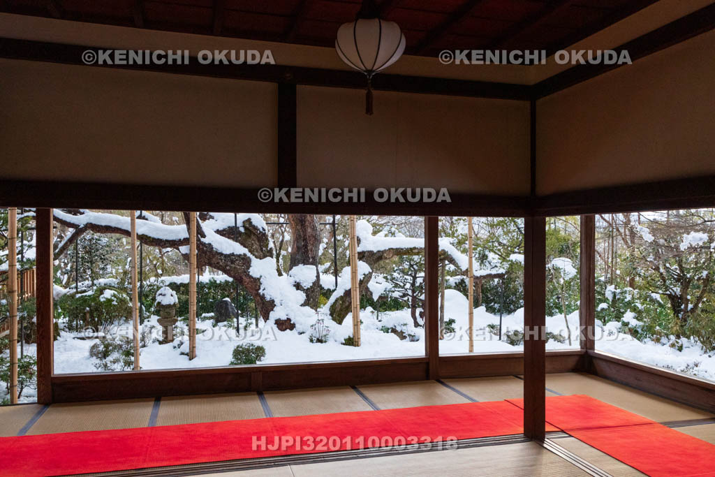 京都府　大原の里　雪の宝泉院　客殿から望む盤桓園（ばんかんえん）