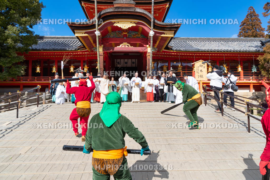 京都府　石清水八幡宮　鬼やらい神事　豆撒き