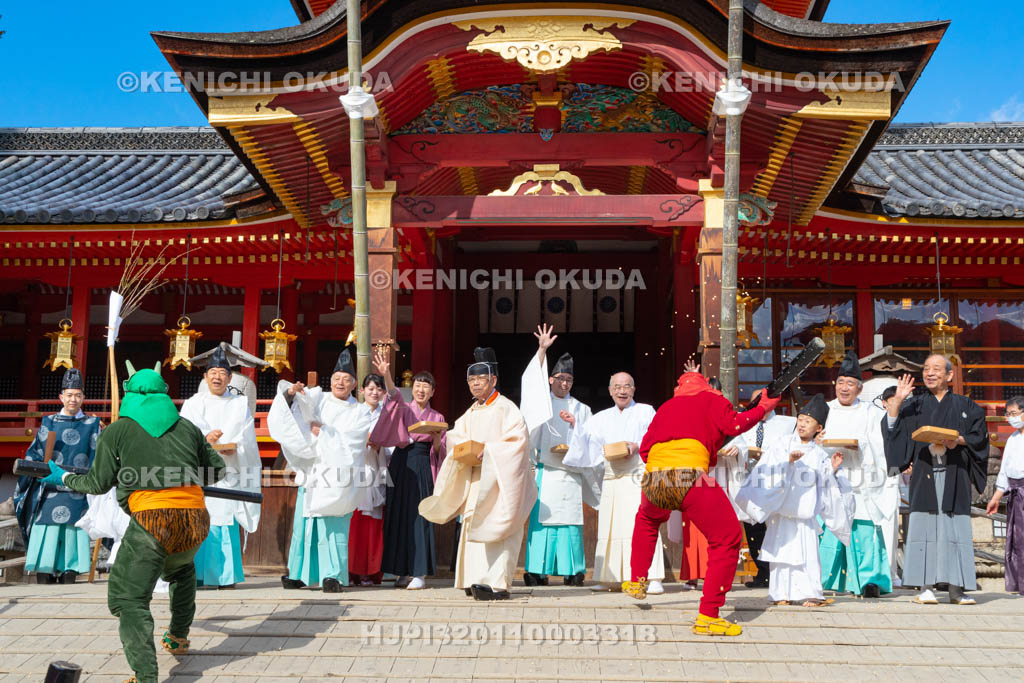 京都府　石清水八幡宮　鬼やらい神事　豆撒き