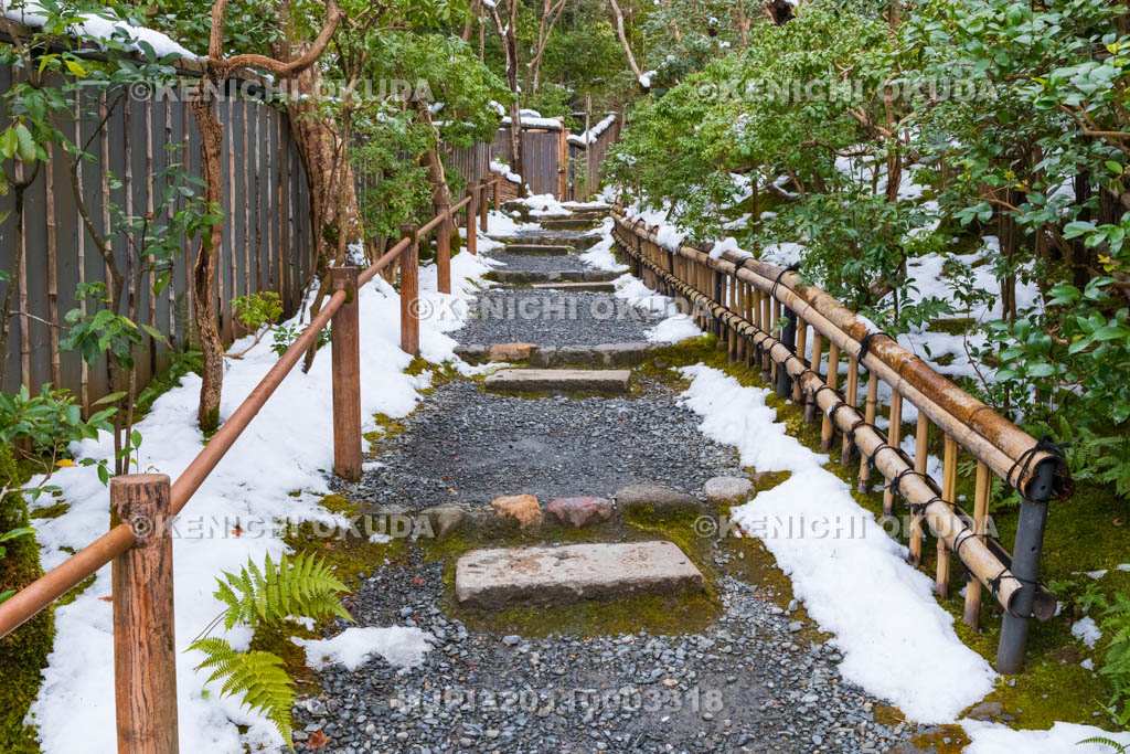 京都府　嵯峨野　祇王寺　残雪の参道