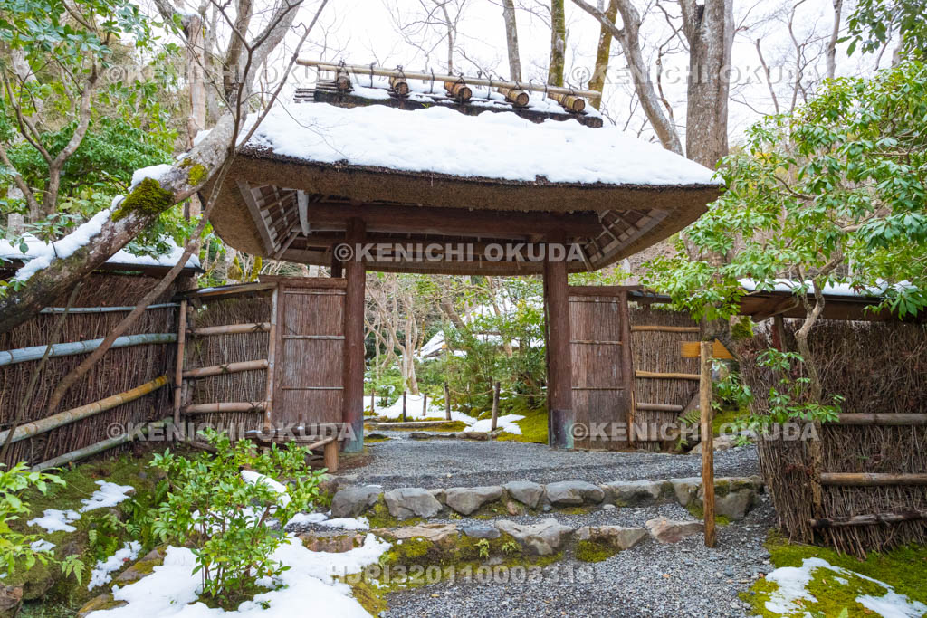 京都府　嵯峨野　残雪の祇王寺