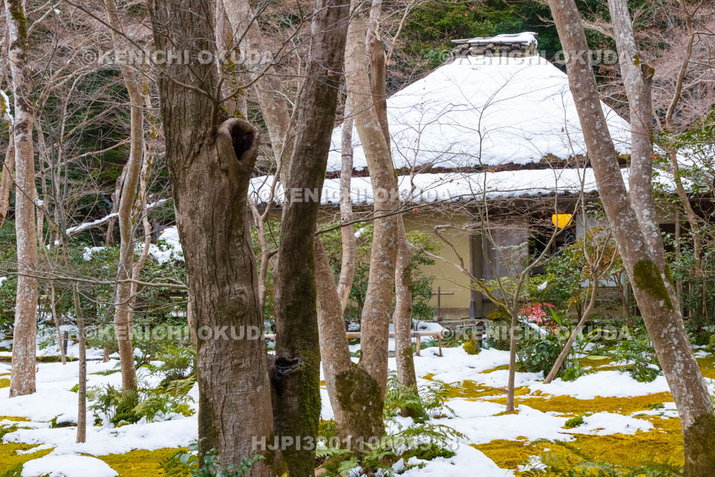 京都府　嵯峨野　祇王寺　残雪の草庵