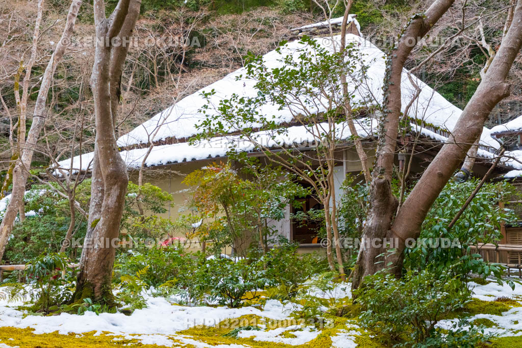 京都府　嵯峨野　祇王寺　残雪の草庵