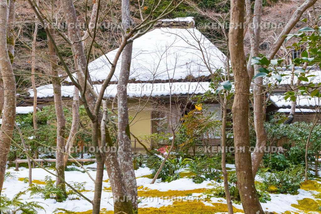 京都府　嵯峨野　祇王寺　残雪の草庵