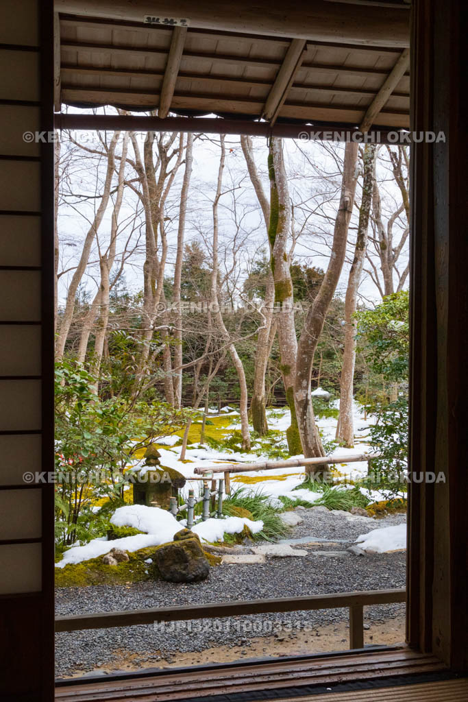 京都府　嵯峨野　残雪の祇王寺　草庵から望む苔庭