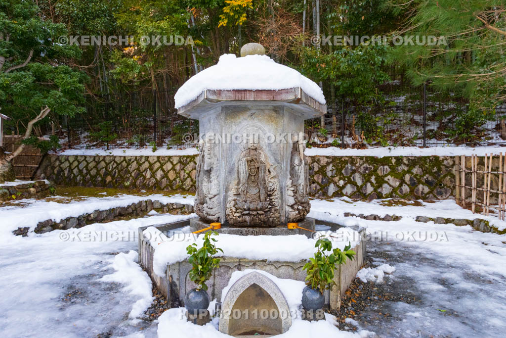 京都府　嵯峨野　化野念仏寺　残雪の六面六体地蔵尊