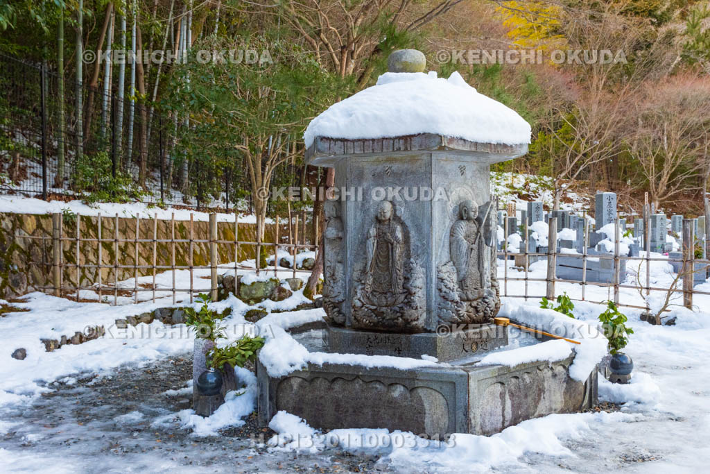 京都府　嵯峨野　化野念仏寺　残雪の六面六体地蔵尊