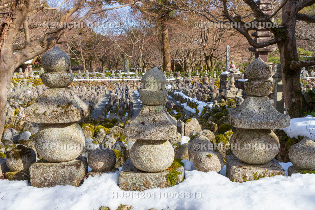京都府　嵯峨野　化野念仏寺　残雪の西院の河原