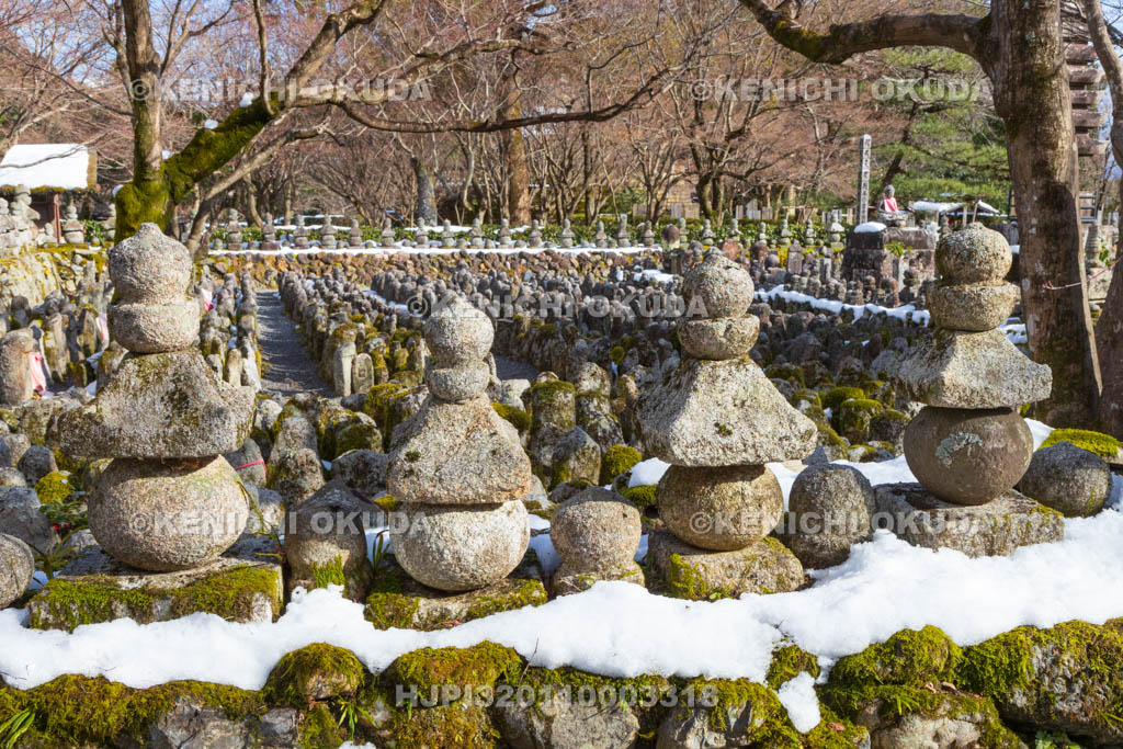 京都府　嵯峨野　化野念仏寺　残雪の西院の河原