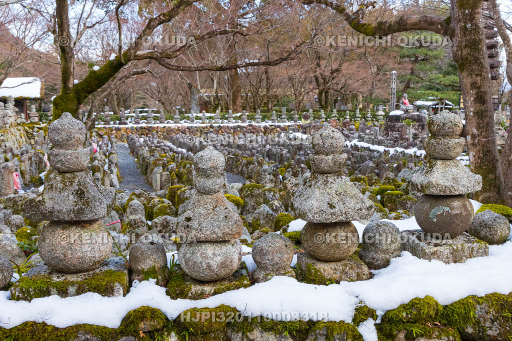 京都府　嵯峨野　化野念仏寺　残雪の西院の河原