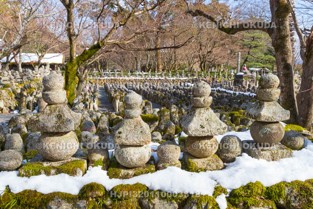 京都府　嵯峨野　化野念仏寺　残雪の西院の河原