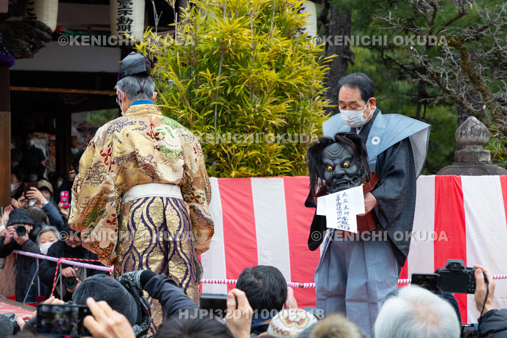 京都府　廬山寺　節分会　蓬莱師と降摩面持者