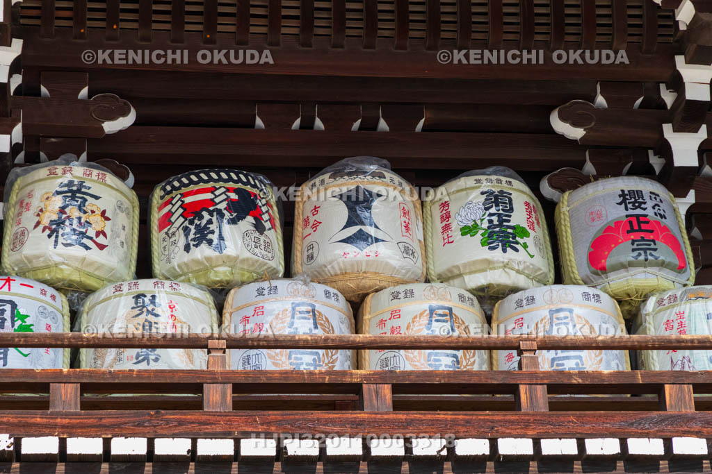 京都府　梅宮大社　随身門の奉納酒樽