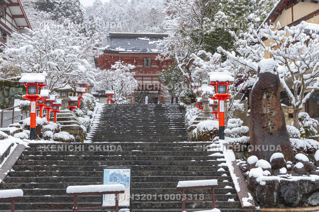 京都府　雪の鞍馬寺　仁王門