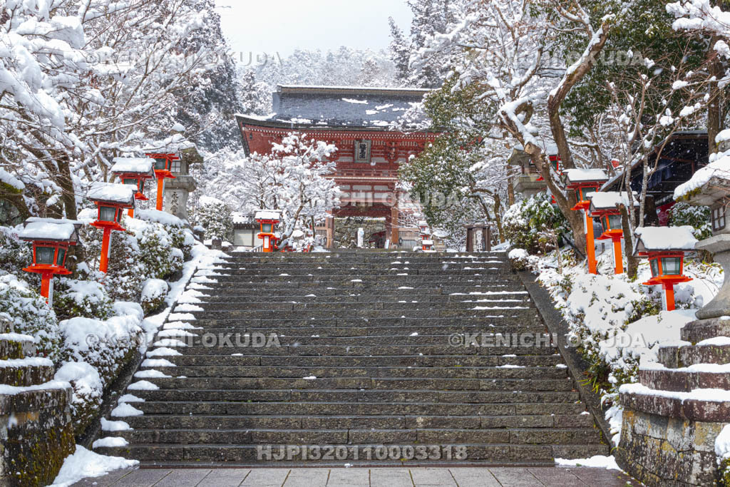 京都府　雪の鞍馬寺　仁王門