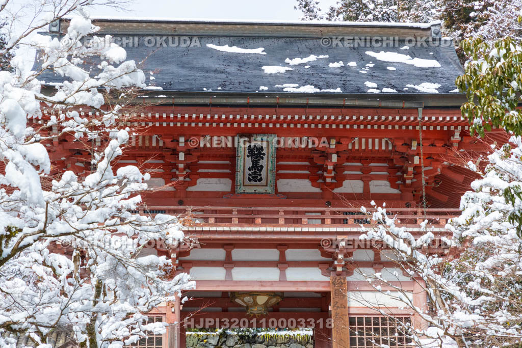 京都府　残雪の鞍馬寺　仁王門
