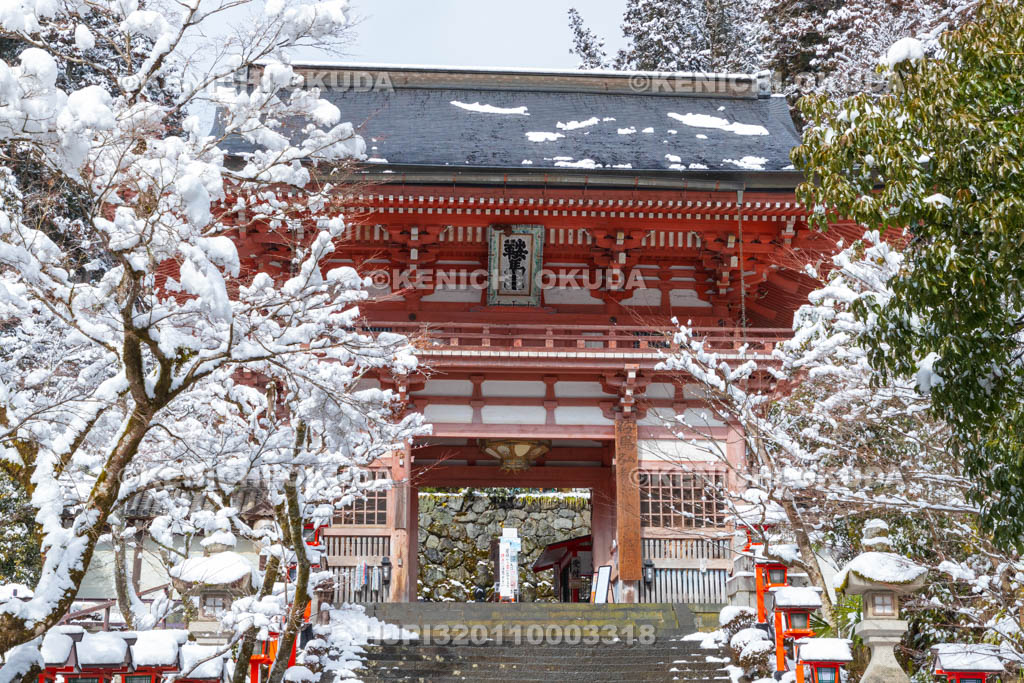 京都府　残雪の鞍馬寺　仁王門