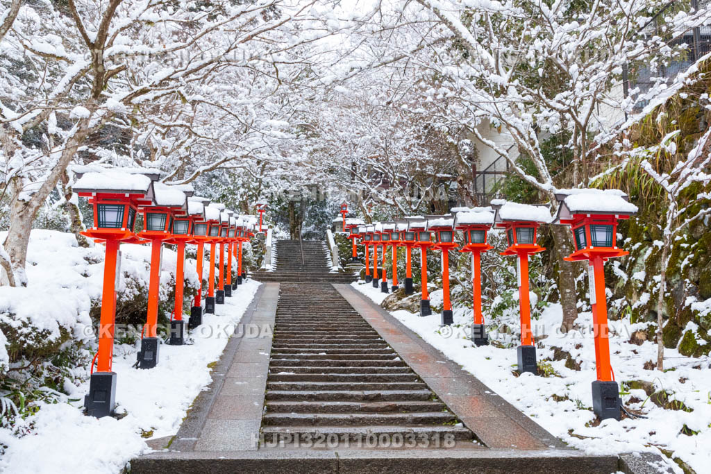 京都府　雪の鞍馬寺　参道　仁王門付近