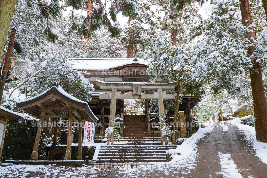 京都府　雪の鞍馬寺　由岐神社