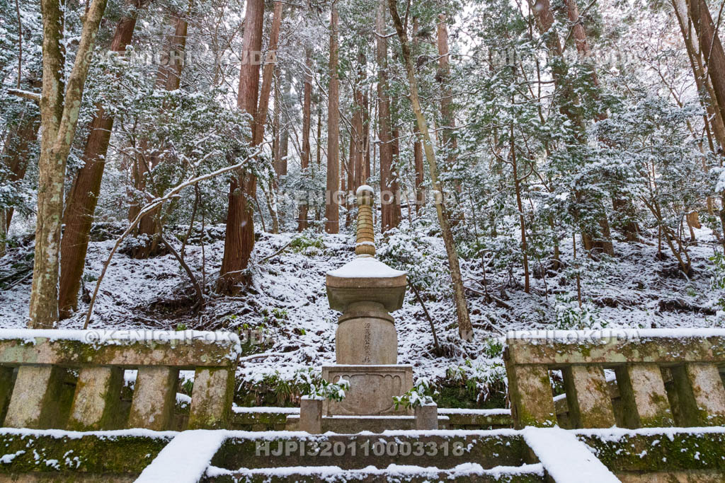 京都府　雪の鞍馬寺　義経公供養塔