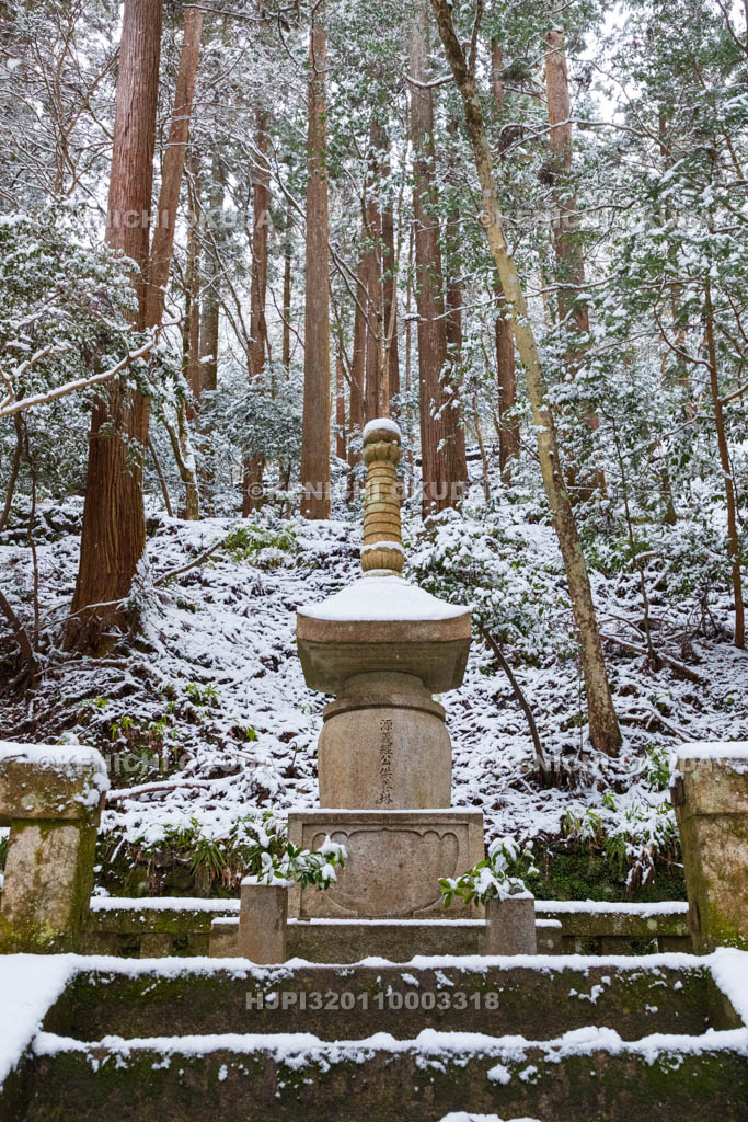 京都府　雪の鞍馬寺　義経公供養塔