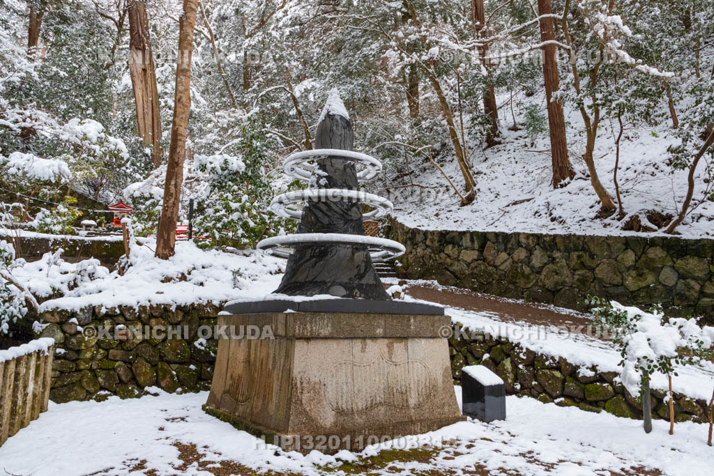 京都府　雪の鞍馬寺　愛と光と力の像「いのち」