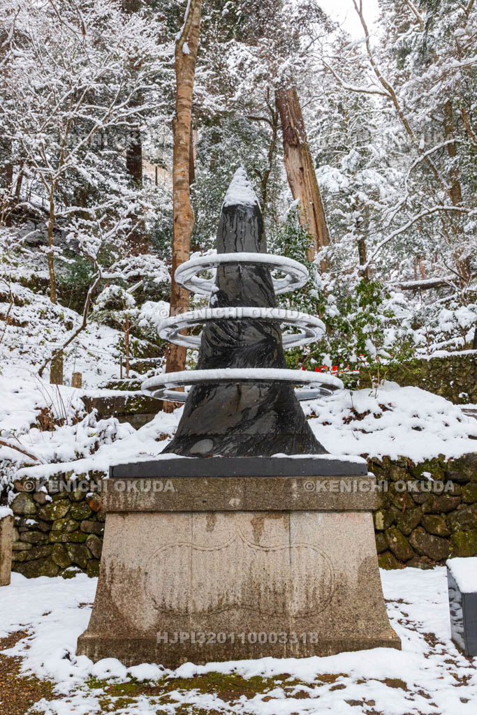 京都府　雪の鞍馬寺　愛と光と力の像「いのち」