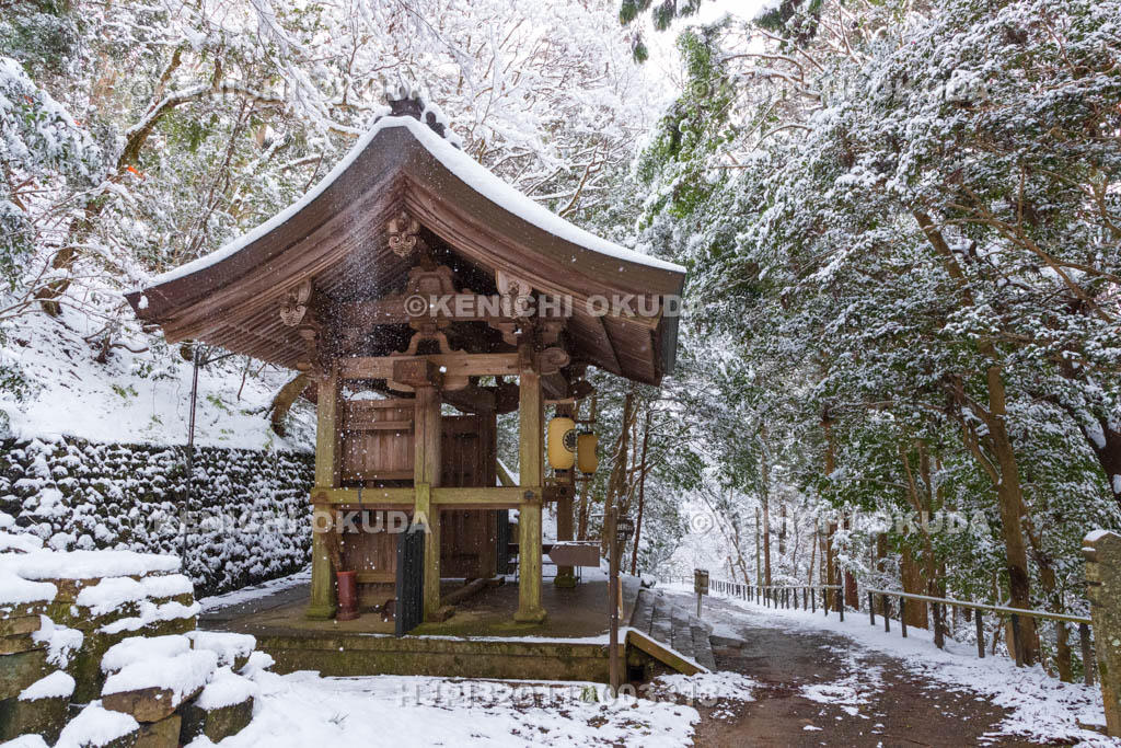 京都府　雪の鞍馬寺　中門
